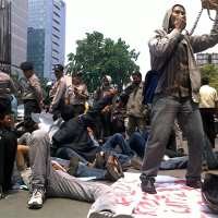 Demonstran Tidur di Depan KPK, Lalin Kuningan Macet