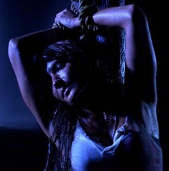 Berbikini dan Berdarah-darah di Air Terjun Pengantin