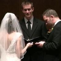 Pengantin Update Status Facebook di Depan Altar