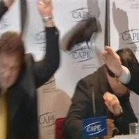 Dulu Lempar Sepatu ke Bush, Sekarang Dilempari Sepatu