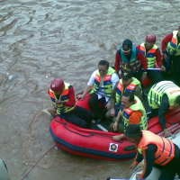 Gubernur DKI, Menko Kesra dan Mensos Susuri Ciliwung 