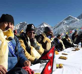 Rapat Kabinet di Puncak Mount Everest