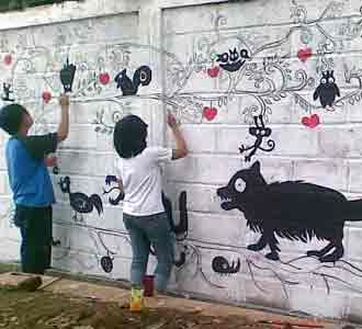 Melukis Mural di Jalan Tamansari