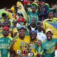 Diapit Dua Raja, Tuan Rumah Pede 