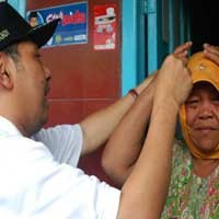 Arif Afandi Bagi Kerudung & Stiker Anti AIDS di Kremil