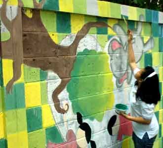 Mahasiswa ITB Melukis Mural