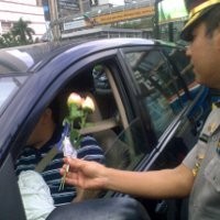 Pembagian Bunga HUT Polda Macetkan Lalin Bundaran HI 