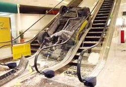 Mobil Jatuh ke Mal, Dua Gadis Tewas 