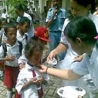 1.000 Obat Cacing Dibagikan ke Anak-anak Lokalisasi Kremil