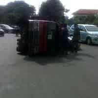Hindari Biker, Truk Terguling di Tengah Jalan