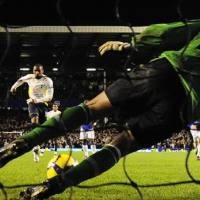 Defoe Gagal Penalti, Spurs Gagal Menang