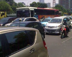 Kepanasan, Pengemudi Keluar Mobil dan Duduk di Jalan