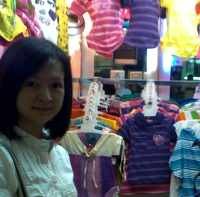 Pedagang Tanah Abang Tetap Berjualan