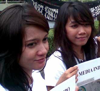 Gadis Cantik Sambut Bibit-Chandra