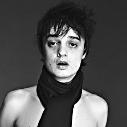 Lempari Mobil Orang, Pete Doherty Dipenjara 3 Jam