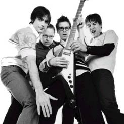 Vokalis Kecelakaan, Tur Weezer Ditunda