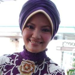 Ratih Sanggarwati Punya BlackBerry Tunggu HP Jebol