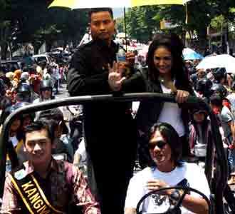 Krisdayanti Ikut Pawai