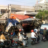 Truk Tronton Terguling Timpa Pabrik dan Toko