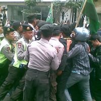 Aksi Mahasiswa di Jalan Lengkong Kecil Sempat Ricuh