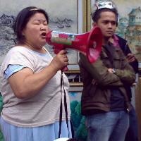 Ibu yang Diduga Kurang Waras Pecah Konsentrasi Demonstran 