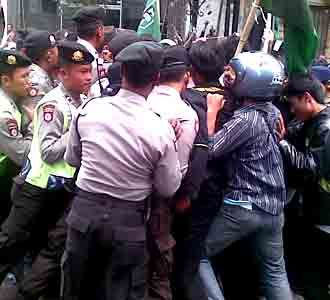 Demo Sambut SBY di Pembukaan APA