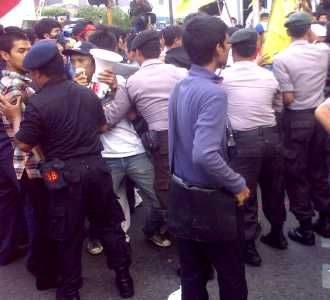 Demo Tuntut Kasus Century Ricuh