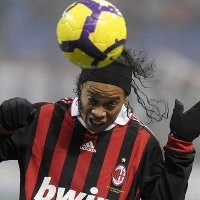 Dinho Batalkan Kedatangan Aragones ke Milan
