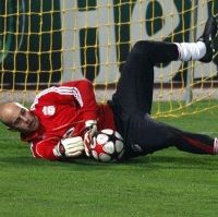 Reina Mau Lebih Lama di Anfield