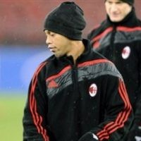 Memanfaatkan Dinho dan Kebintangan Milan