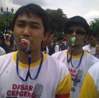 Ejek Pemimpin Cengeng, Pendemo Ramai-ramai Hisap Dot Bayi