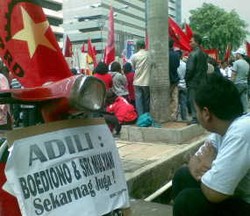 Bule Rayakan Ultah Nikah dengan Nonton Aksi Antikorupsi