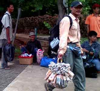 Pedagang Serbu Monas