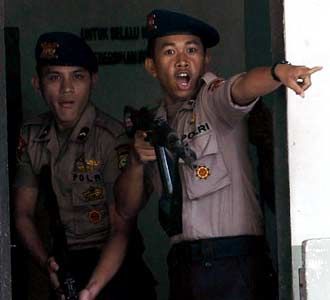 Demo Hari Antikorupsi di Makassar Ricuh