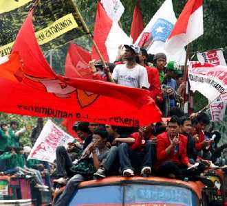 Konvoi Masa Macetkan Kramat Raya