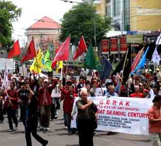 Massa Banjiri Bundaran Gladag