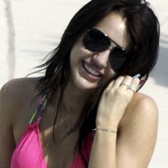 Berbikini, Miley Cyrus Pamer Tato