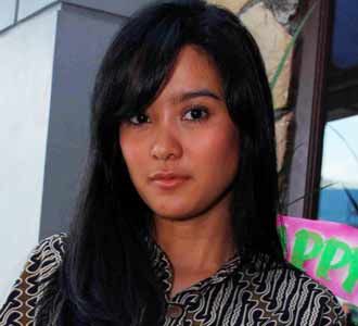 Marcella Cantik Dengan Batik