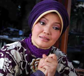 Ratih Sanggarwati Serba Ungu