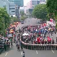 Massa Semakin Banyak, Jalan Gubernur Suryo Ditutup