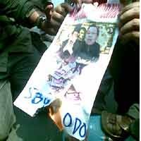 Gambar SBY-Boediono Dibakar Pengunjuk Rasa 