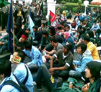 Mahasiswa Geruduk BI Bandung