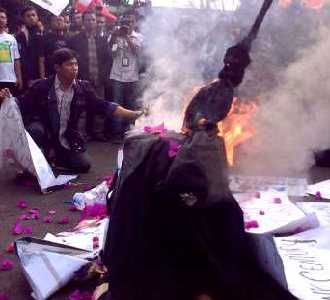 Massa Bakar Keranda di Gedung Sate