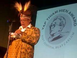 Pastor Yohanes Jonga Dianugerahi Yap Thiam Hien Award 2009