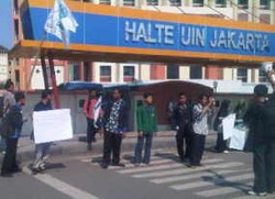 Mahasiswa Kumpulkan Koin untuk Prita, Ciputat Tersendat