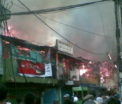 Pemukiman Padat Penduduk di Jembatan Besi Terbakar