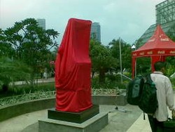 Patung Obama Kecil Diberi Nama Barry Dreams Come True