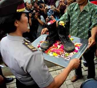 Sepatu Bertabur Bunga untuk Polisi