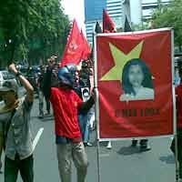 Pengunjuk Rasa Bakar Boneka, Jalan Gubernur Suryo Padat 