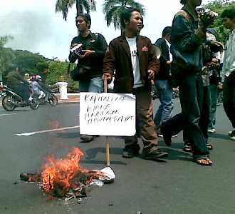 Demo Hari HAM, Massa Bakar Boneka